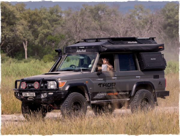 TOIT RELEVABLE ALU CAB THOR NOIR POUR TOYOTA LANDCRUISER 76 – Image 2